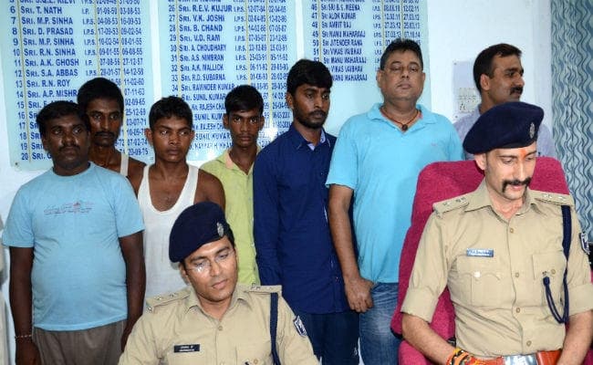 टीईटी में नंबर बढ़वाने के नाम पर ठगी, गिरोह के सात गिरफ्तार, लैपटॉप, मोबाइल, पासबुक व सिम कार्ड बरामद