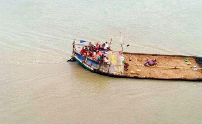 अवैध बालू खनन  : गंगा नदी के रास्ते हो रही बालू की कालाबाजारी