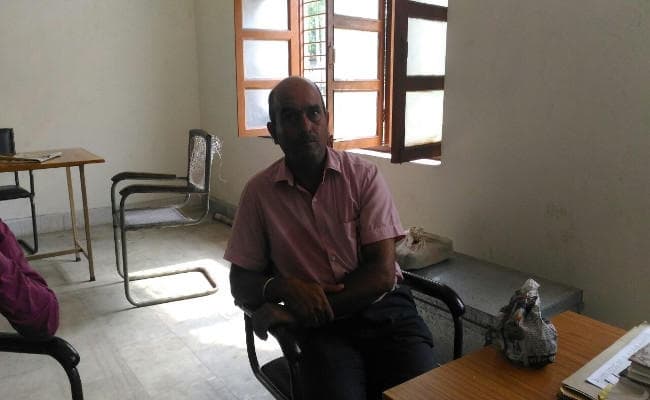 एसीबी ने महेन्द्र को 8 हजार रुपये घूस लेते हुए गिरफ्तार किया