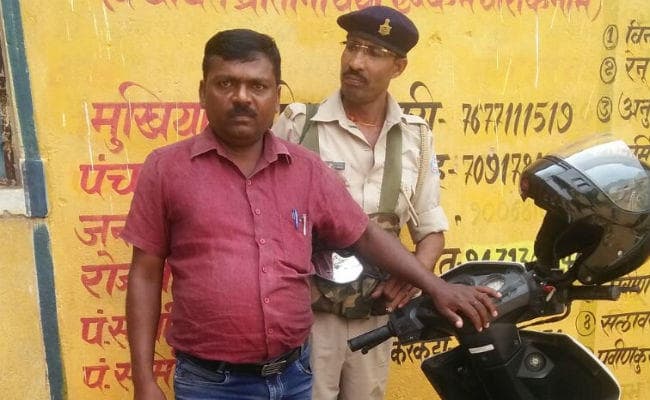 गुमला : दस हजार रुपये घूस लेते पंचायत सेवक गिरफ्तार