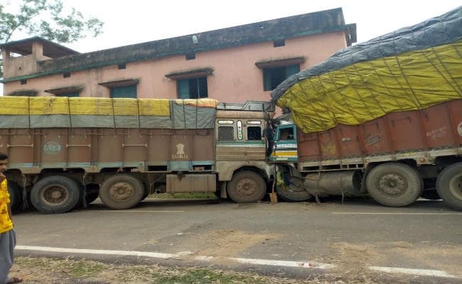 दो ट्रकों की आमने - सामने की टक्कर, दो घायल