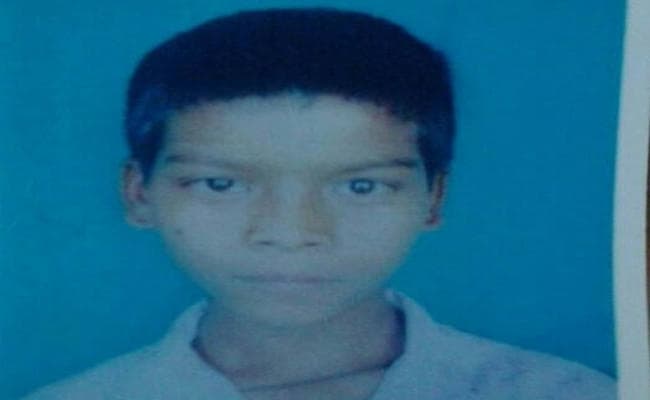 गुमला : छात्र की हत्या के बाद हत्यारे ने  दाहिना हाथ काटा, ग्रामीणों ने स्कूल का किया घेराव