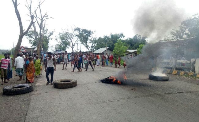 बरहरवा में थाना परिसर में एक व्यक्ति की मौत, उग्र हुए ग्रामीण, एनएच-80 जाम, आगजनी, फ्लैग मार्च