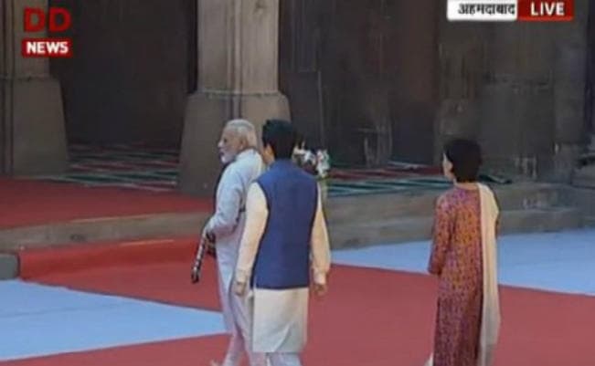 जापान से आये ‘दोस्त’ शिंजे आबे के साथ मोदी आबे सिदी सईद मसजिद गये