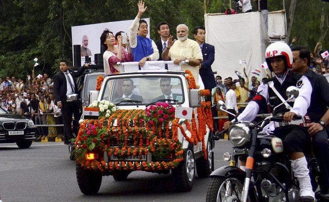 मोदी, एबे ने किया आठ किमी का रोड शो, दूसरे देश के शासनाध्यक्ष के साथ देश में इस तरह का पहला आयोजन