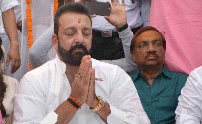 काशी में संजय दत्त ने किया माता-पिता का पिंडदान, PHOTOS
