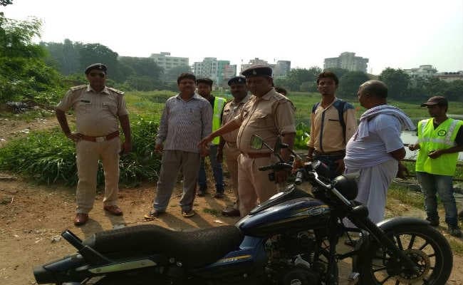 खुले में शौच कर रहे लोगों को नगर निगम ने चेतावनी देकर छोड़ा