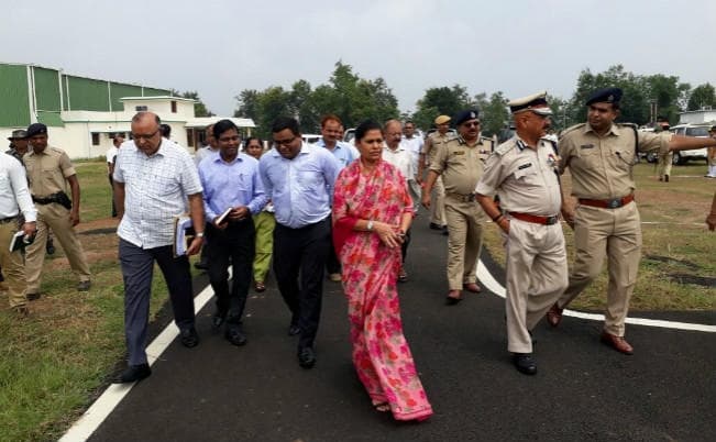 रघुवर सरकार के 1000 दिन पर हाेने वाले कार्यक्रम की तैयारी का जायजा लेने सीएस-डीजीपी दुमका पहुंचे