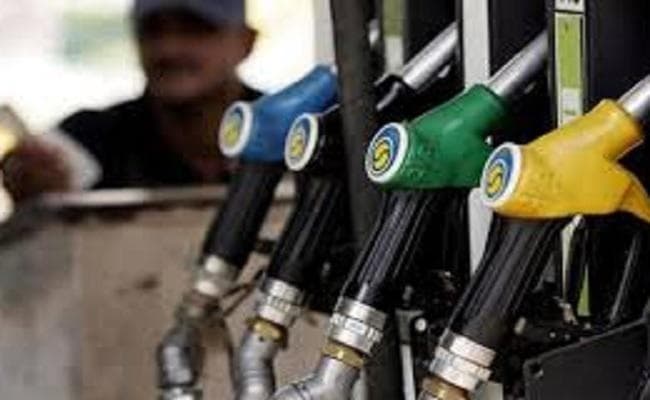 पेट्रोल-डीजल की कीमतें उपभोक्ताओं की जेब पर चुपचाप कर रहा असर, पढ़ें...