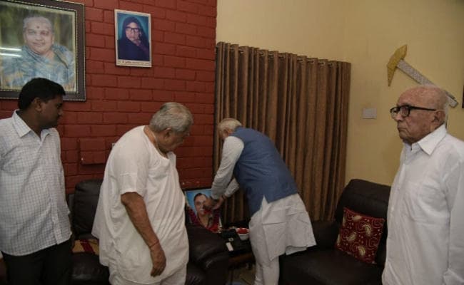 प्रधानमंत्री नरेंद्र मोदी केशुभाई के बेटे की मौत पर संवेदना व्यक्त करने उनके घर पहुंचे