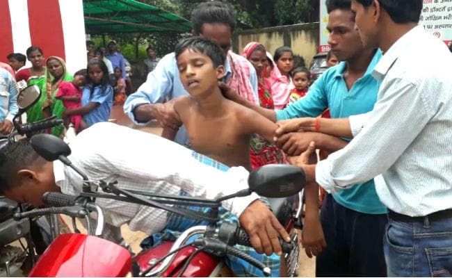 बाइक से शव ले जाने पर डीएम सख्त, अस्पताल प्रभारी को तत्काल प्रभाव से हटाया, देखें तस्वीरें