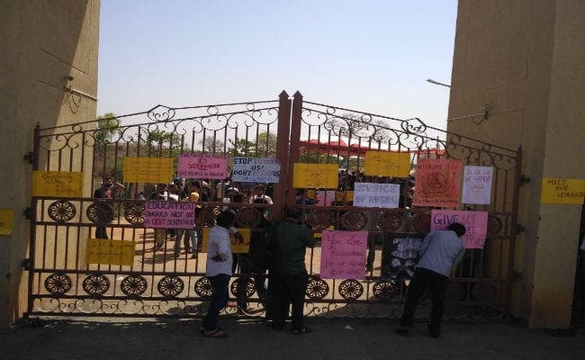 प्रभारी चला रहे हैं लॉ यूनिवर्सिटी, आंदोलन पर छात्र