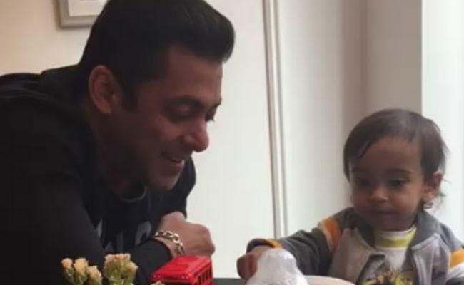 VIDEO: सलमान के भांजे आहिल ने किया कुछ ऐसा, ठहाका लगा कर हंस पड़े ''सुल्तान''