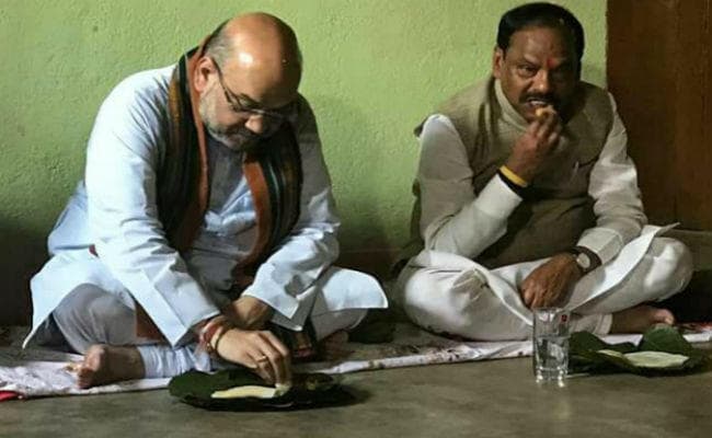 अमित शाह ने रघुवर संग समीर उरांव के घर जमीन पर बैठकर खाया खाना