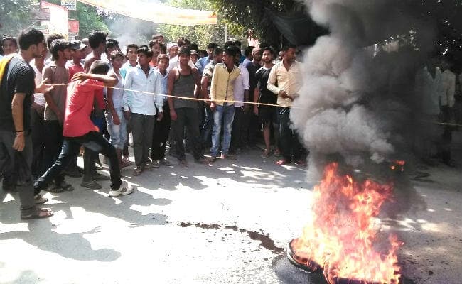 गोपालगंज : हाइटेंशन तार गिरने से महिला की मौत, शव को कंधे पर चार किमी दूर ले जाकर गुस्साये लोगों ने की सड़क जाम