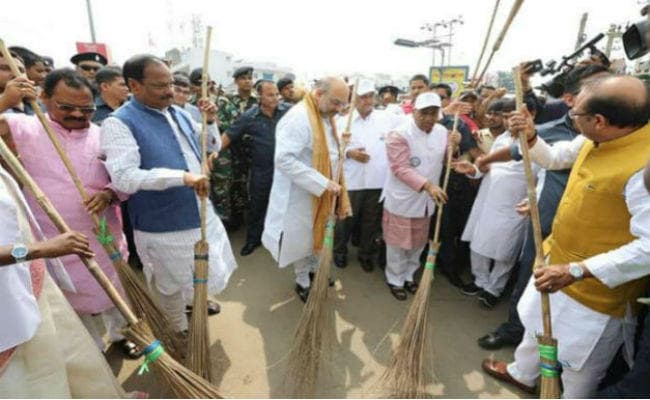 झारखंड : PM मोदी के जन्मदिन पर अमित शाह एवं CM रघुवर ने लगाया झाड़ू