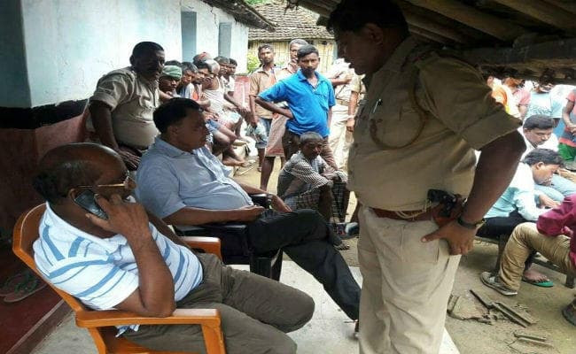 झारखंड : साहेबगंज में ग्रामीणों ने DSP व दो ASI को बनाया बंधक, 12 घंटे बाद छोड़ा