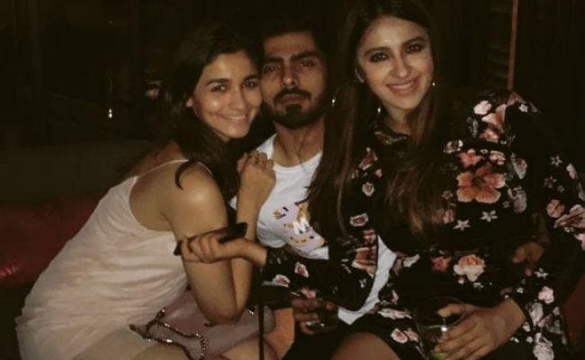 PHOTO VIRAL! सिद्धार्थ मल्‍होत्रा से ब्रेकअप के बाद एक्‍स ब्‍वॉयफ्रेंड संग दिखीं आलिया भट्ट