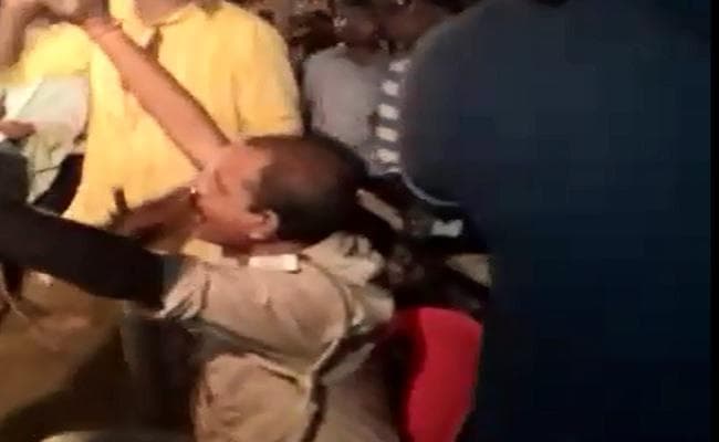 VIDEO : आर्केस्ट्रा के दौरान बार-बालाओं के डांस पर बेकाबू हुए नशे में चूर दारोगा जी, फिर...
