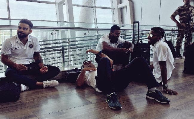 ... जब कोलकाता एयरपोर्ट के फर्श पर ही लेट गये एम एस धौनी