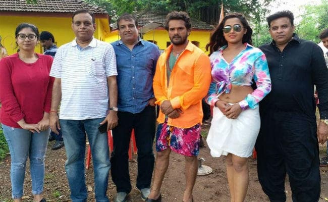 शूटिंग के दौरान खेसारीलाल संग लुंगी में दिखीं काजल, तस्‍वीर हुई वायरल