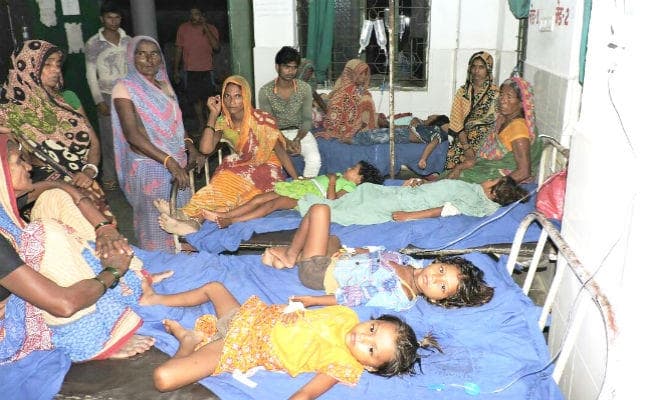 विषाक्त दूध से बना प्रसाद पीने से दो दर्जन बच्चे बीमार, देखें वीडियो