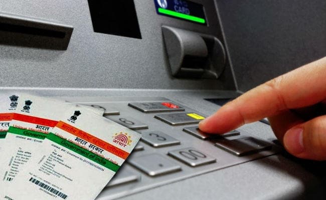 बैंक जाने की जरूरत नहीं, अपने पास के एटीएम मशीन से आधार नंबर को ऐसे करें लिंक