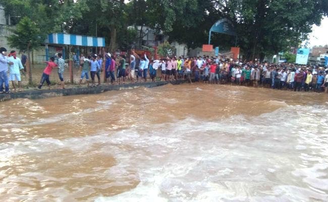 उद्घाटन से पहले ही बटेश्वर गंगा पंप नहर ध्वस्त, शहर में घुसा पानी, CM का दौरा रद्द