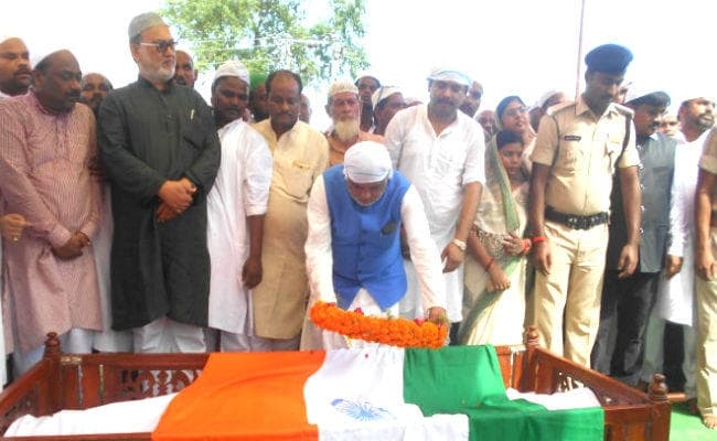 राजकीय सम्मान के साथ सुपुर्द-ए-खाक हुए तस्लीमुद्दीन