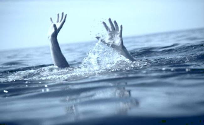 सेल्फी ने ले ली बिहार के दो युवकों की जान, एक आया ट्रेन की चपेट में, दूसरा नदी में डूबा