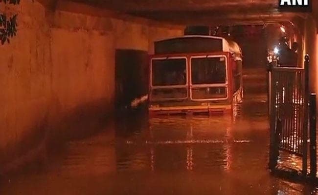 #MumbaiRains : आज स्कूल बंद, कई इलाकों में भारी बारिश की चेतावनी, विमान सेवाएं हुई प्रभावित