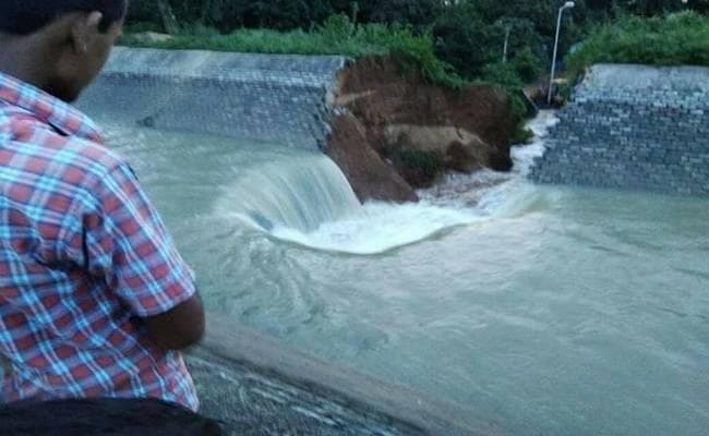 VIDEO : बिहार में ट्रायल रन के दौरान गंगा पंप नहर योजना के बांध की टूटी दीवार, राजनीति तेज VIDEO : बिहार में ट्रायल रन के दौरान गंगा पंप नहर योजना के बांध की टूटी दीवार, राजनीति तेज