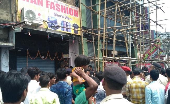 बिहार : पटना में शोरूम पर बमबाजी, 3 घायल, मौके पर अफरातफरी