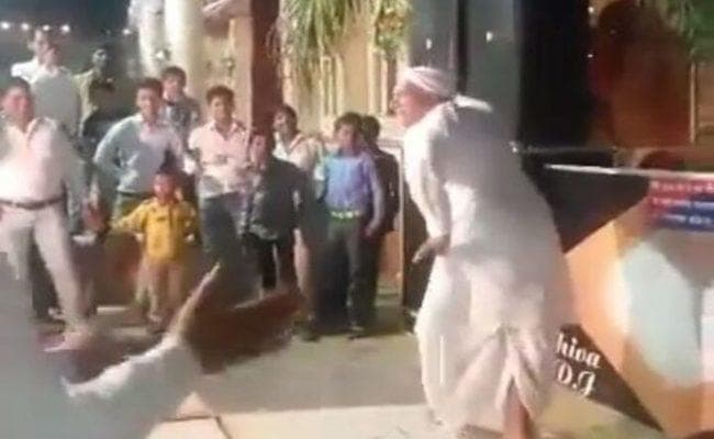 VIDEO में देखें, एक कथित विधायक का ‘आपका क्या होगा जनाबे आली’ गाने पर मस्ती भरा डांस वायरल