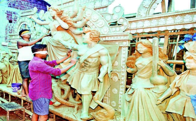 OMG शिष्य दे रहे हैं नेत्रहीन गुरू को श्रद्धांजलि, 25 साल से आंख पर पट्टी बांधकर बना रहे मूर्ति