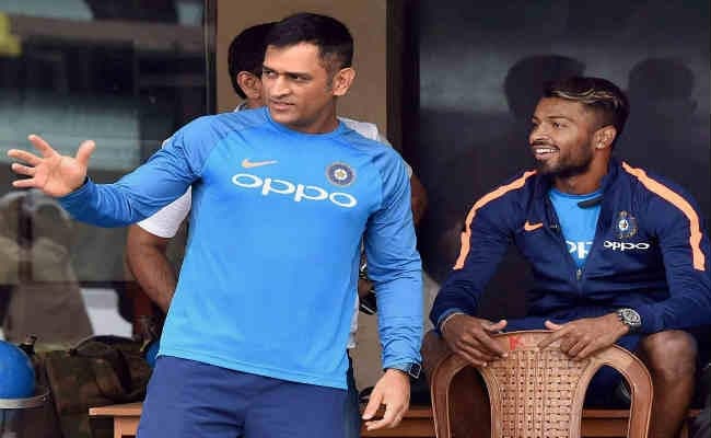 धौनी ने बल्ला छोड़ पिस्टल निशानेबाजी में आजमाया हाथ