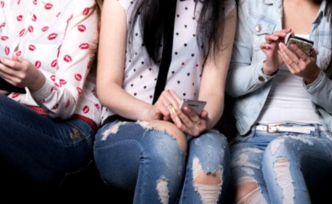 महापंचायत का फरमान : जींस-टी शर्ट में मोबाइल लेकर स्कूल-कॉलेज न जाएं बेटियां, नहीं तो...