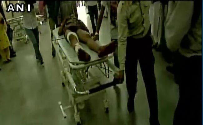 जम्मू-कश्मीर : त्राल में पुलिस पार्टी पर आतंकी हमला, 2 की मौत, बाल-बाल बचे मंत्री