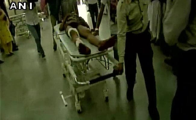 जम्‍मू-कश्‍मीर : पुलवामा में आतंकी हमले में दो लोगों की मौत, बाल-बाल बचे मंत्री जी