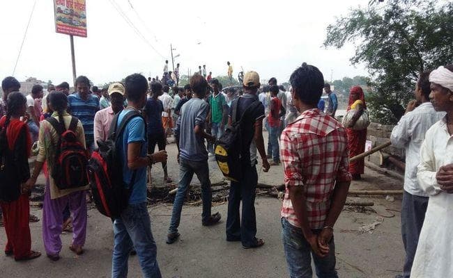 VIDEO में देखें, मुजफ्फरपुर में चोरी के आरोपी की पिटाई से मौत, विरोध में अखाड़ा घाट पुल जाम