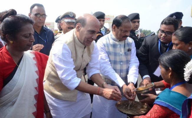 अमित शाह के बाद राजनाथ ने थपथपाई मुख्यमंत्री रघुवर दास की पीठ