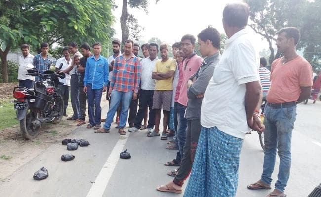 झारखंड में प्रतिबंधित मांस लेकर जा रहे युवक की बाइक दुर्घटनाग्रस्त, फिर क्या हुआ?