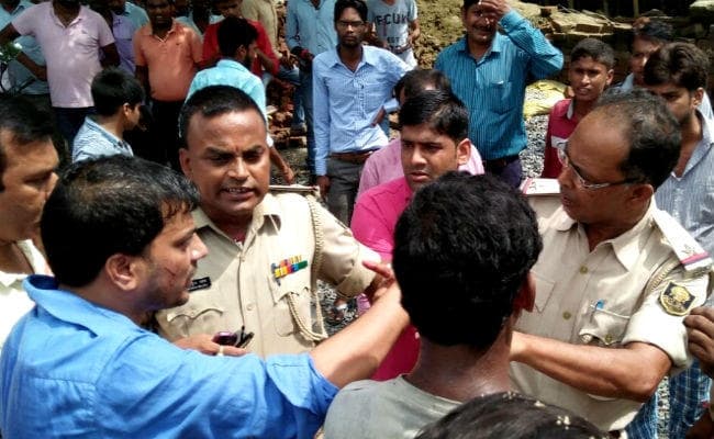 साइड नहीं देनेवाले डॉक्टर को पुलिस ने पीटा, पुलिस ने किया लाठीचार्ज, डॉक्टरों की हड़ताल से मुश्किल में अस्पताल