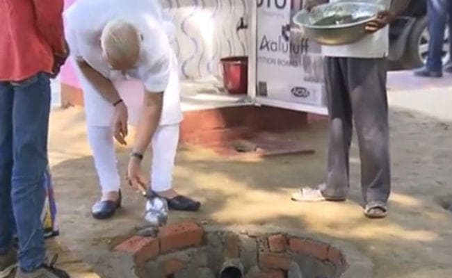 IN PICS : पीएम मोदी ने हाथ में पकड़ी ''करनी'' और करने लगे शौचालय का निर्माण