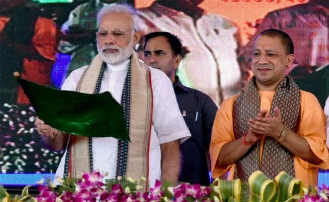 वाराणसी यात्रा : प्रधानमंत्री नरेंद्र मोदी 2019 की मुश्किलों को आसान करने के सफर पर निकल पड़े हैं