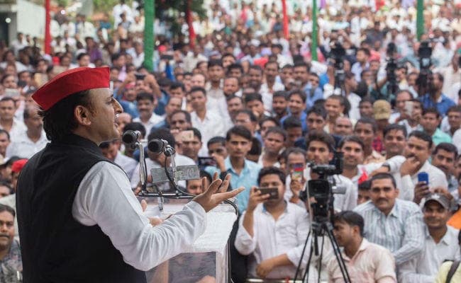 बोले अखिलेश यादव- नक्कालों से सावधान, पापा मुलायम का आशीर्वाद मेरे साथ