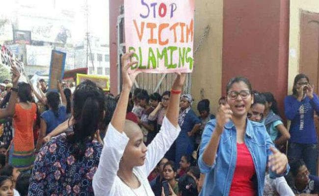 BHU : छात्राओं ने ''सिंह द्वार'' को 18 घंटे तक रखा जाम, सिर मुंडवा कर छेड़खानी का जताया विरोध