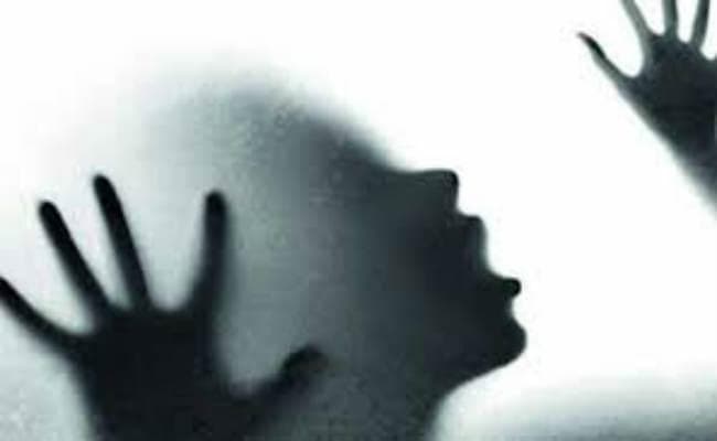 नोएडा में युवती से चलती कार में बलात्कार