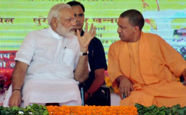 प्रधानमंत्री नरेंद्र मोदी वाराणसी से अहमदाबाद रवाना, अब दारोमदार सीएम योगी आदित्यनाथ पर