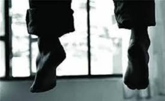 गुमला : प्रेमिका के घर प्रेमी ने फांसी लगाकर की आत्महत्या